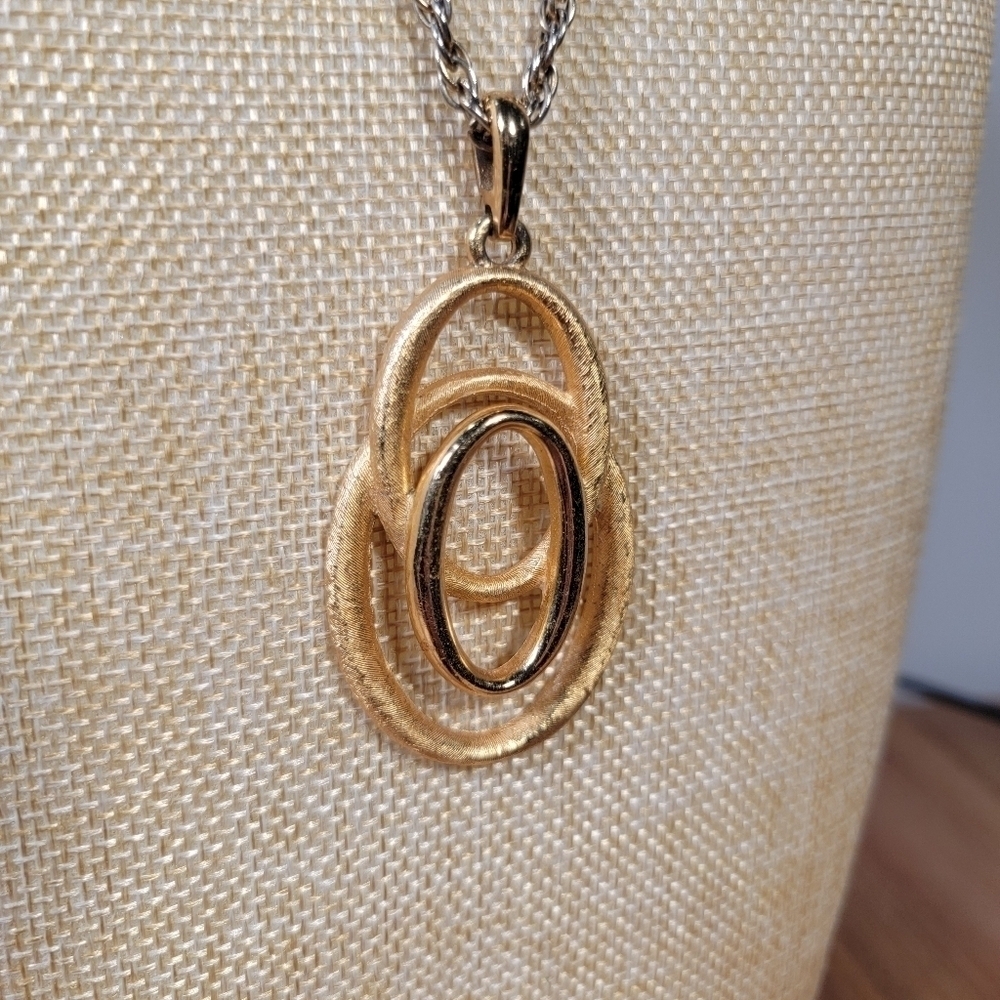 Vintage CROWN TRIFARI Oval Pendant Necklace Gold Tone